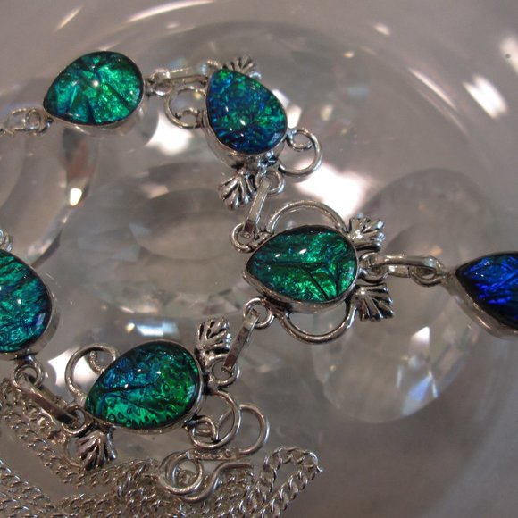 a gemstone,in a simple sitting,is the centerpiece of this necklace.the necklace - Picture 8 of 8